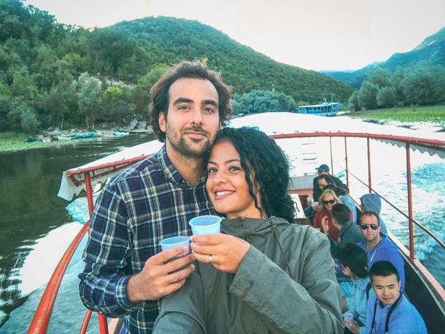 İşlerini bırakıp otostopla dünyayı geziyorlar