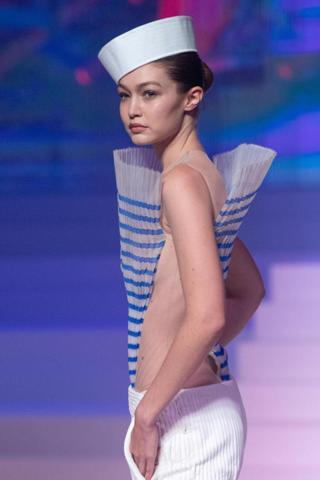 Paris Moda Haftası en gösterişli defile oldu
