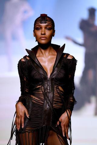 Paris Moda Haftası en gösterişli defile oldu