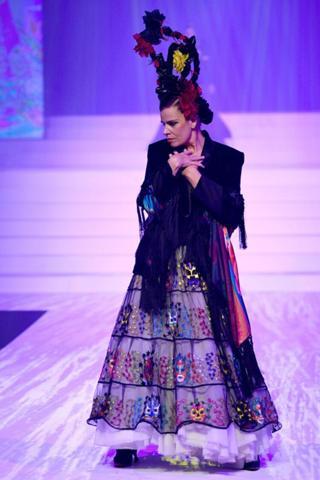 Paris Moda Haftası en gösterişli defile oldu