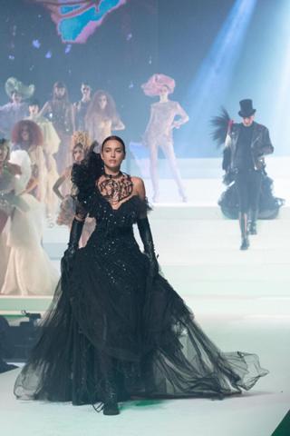 Paris Moda Haftası en gösterişli defile oldu