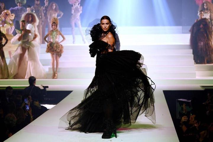 Paris Moda Haftası en gösterişli defile oldu