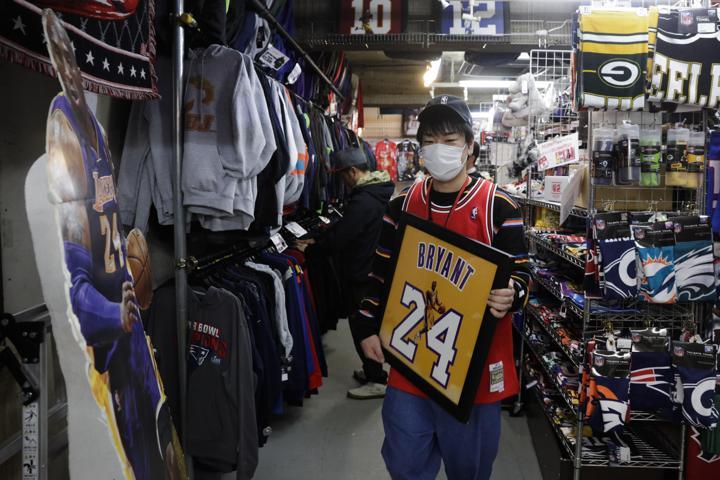 Binlerce kişi Kobe Bryant için toplandı