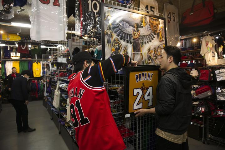 Binlerce kişi Kobe Bryant için toplandı
