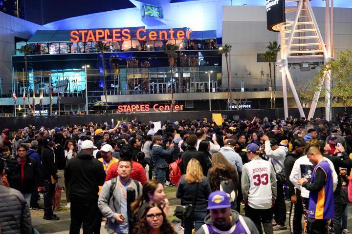 Binlerce kişi Kobe Bryant için toplandı