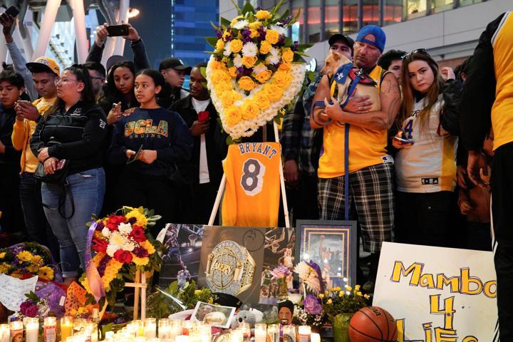 Binlerce kişi Kobe Bryant için toplandı