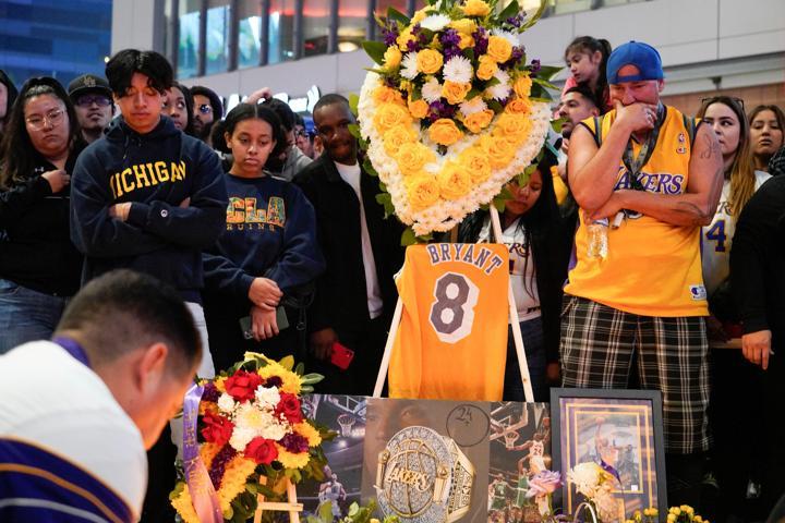 Binlerce kişi Kobe Bryant için toplandı