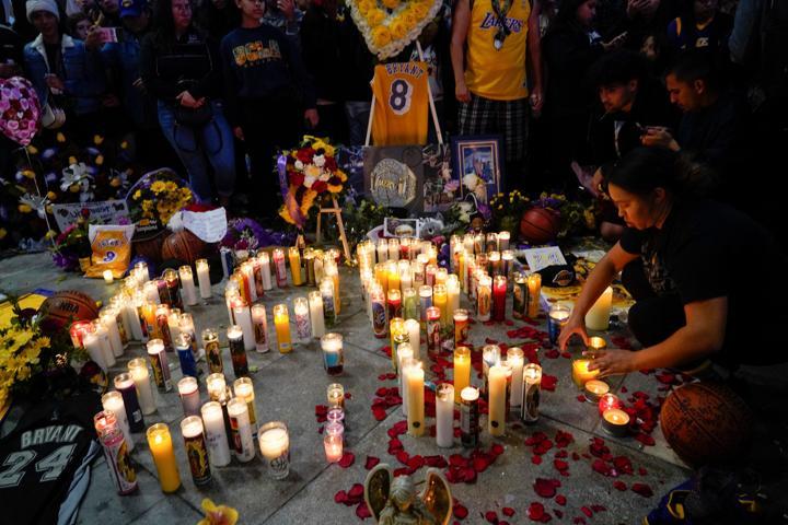 Binlerce kişi Kobe Bryant için toplandı