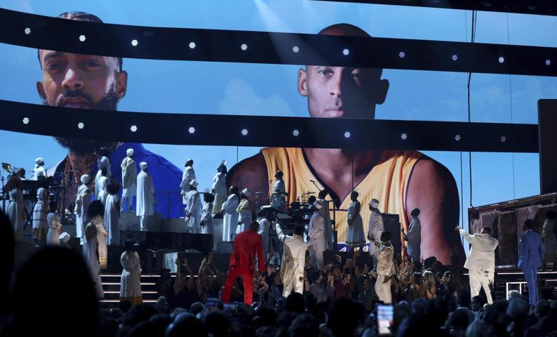 Binlerce kişi Kobe Bryant için toplandı