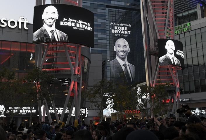 Binlerce kişi Kobe Bryant için toplandı