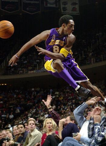 Binlerce kişi Kobe Bryant için toplandı