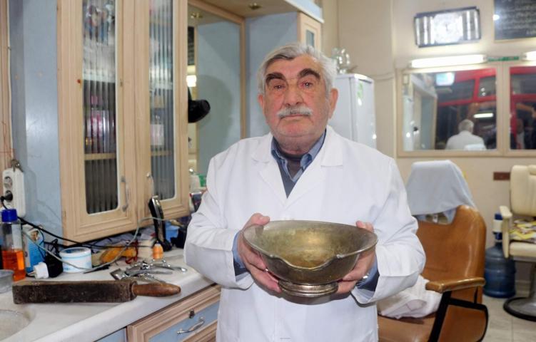 150 yıllık aletlerle müşterilerini tıraş ediyor