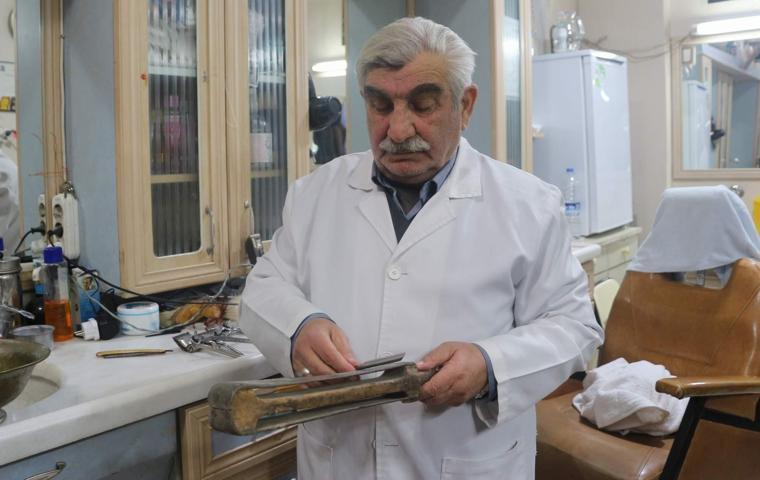 150 yıllık aletlerle müşterilerini tıraş ediyor