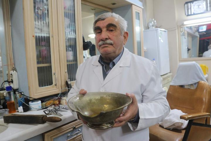150 yıllık aletlerle müşterilerini tıraş ediyor