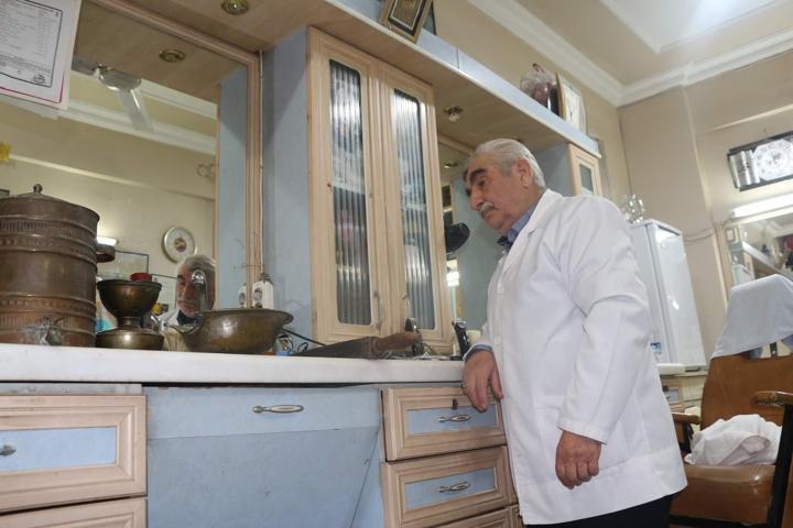 150 yıllık aletlerle müşterilerini tıraş ediyor
