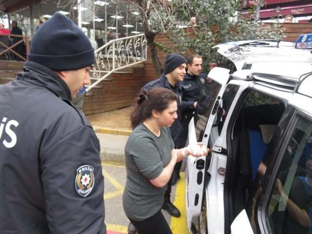 Boşanma aşamasındaki eşini bıçakladı
