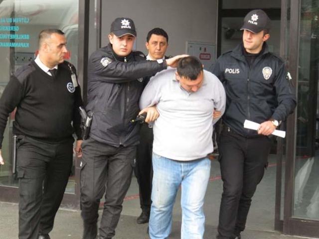 Boşanma aşamasındaki eşini bıçakladı