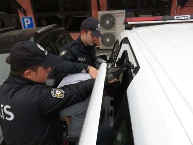 Boşanma aşamasındaki eşini bıçakladı