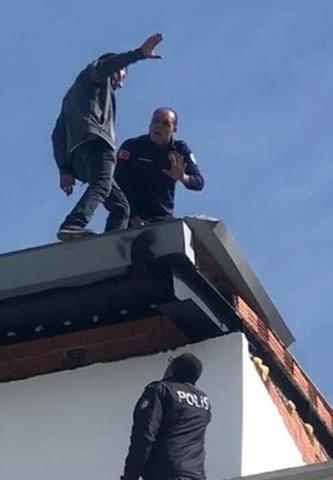 Parasını alamadığını iddia edip çatıya çıktı