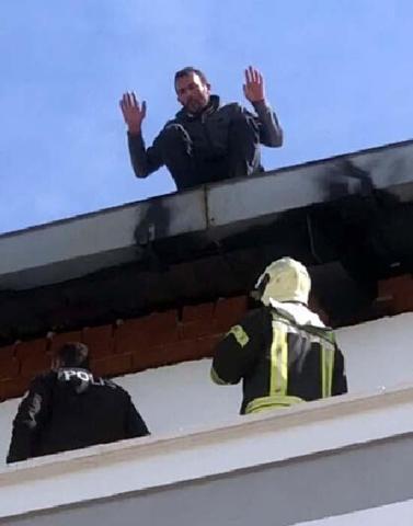 Parasını alamadığını iddia edip çatıya çıktı