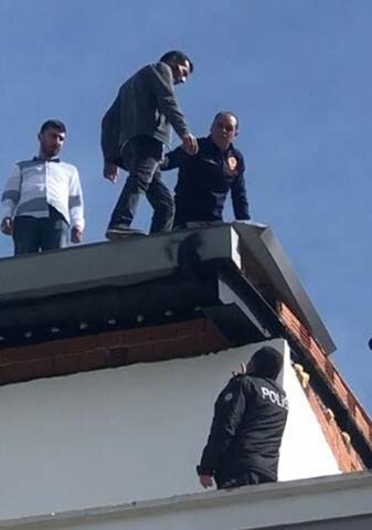 Parasını alamadığını iddia edip çatıya çıktı