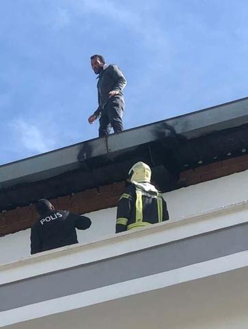 Parasını alamadığını iddia edip çatıya çıktı
