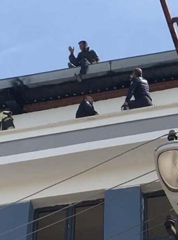 Parasını alamadığını iddia edip çatıya çıktı