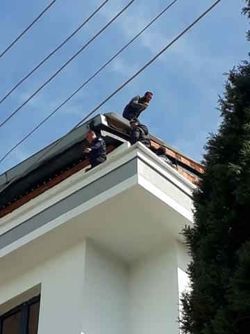 Parasını alamadığını iddia edip çatıya çıktı