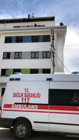 Parasını alamadığını iddia edip çatıya çıktı