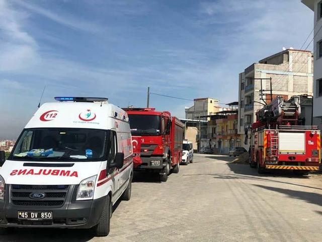 Parasını alamadığını iddia edip çatıya çıktı