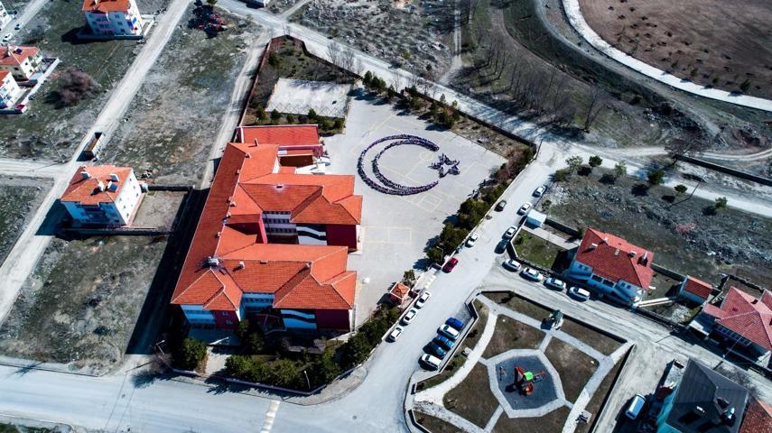 450 öğrenciden ay yıldızlı koreografi