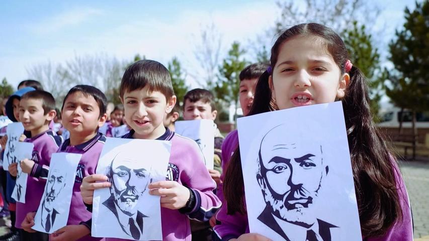 450 öğrenciden ay yıldızlı koreografi