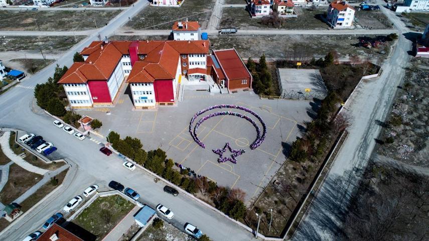 450 öğrenciden ay yıldızlı koreografi