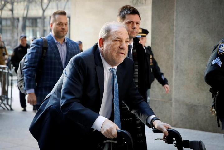 Taciz ve tecavüz suçlarından hapis cezası alan ünlü yapımcı Weinsteina koronavirüs teşhisi