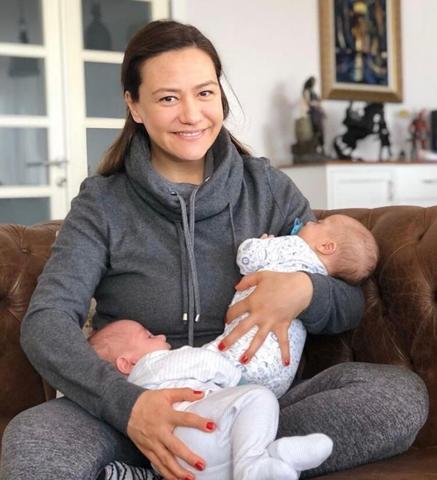 Ezgi Sertel ikizlerin yüzünü gösterdi