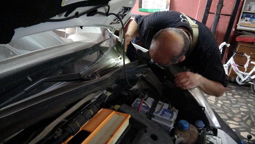 Kamyonetin kaputuna giren yavru kedi, 8 saatte kurtarıldı