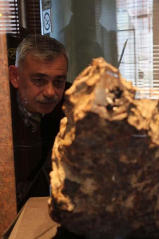 Tarlada bulduğu gök taşını satılığa çıkardı
