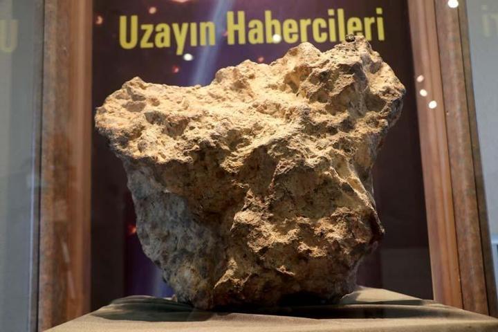 Tarlada bulduğu gök taşını satılığa çıkardı