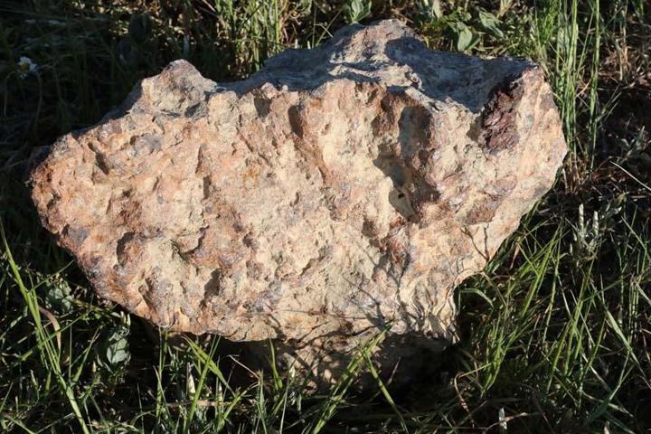 Tarlada bulduğu gök taşını satılığa çıkardı