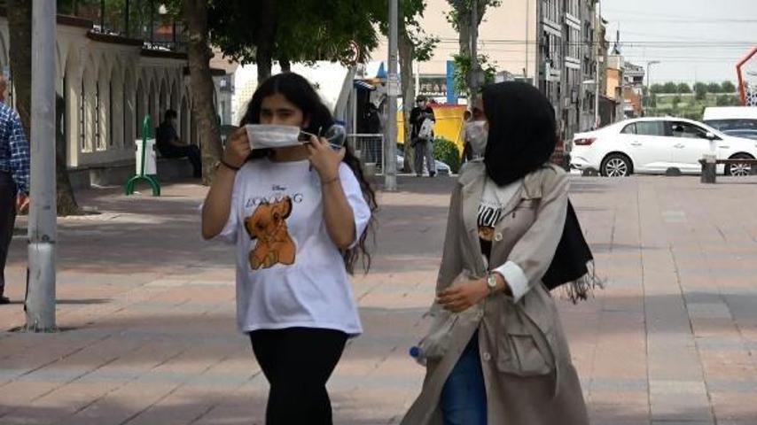 Maske takma zorunluluğunun ilk gününde ilginç görüntüler