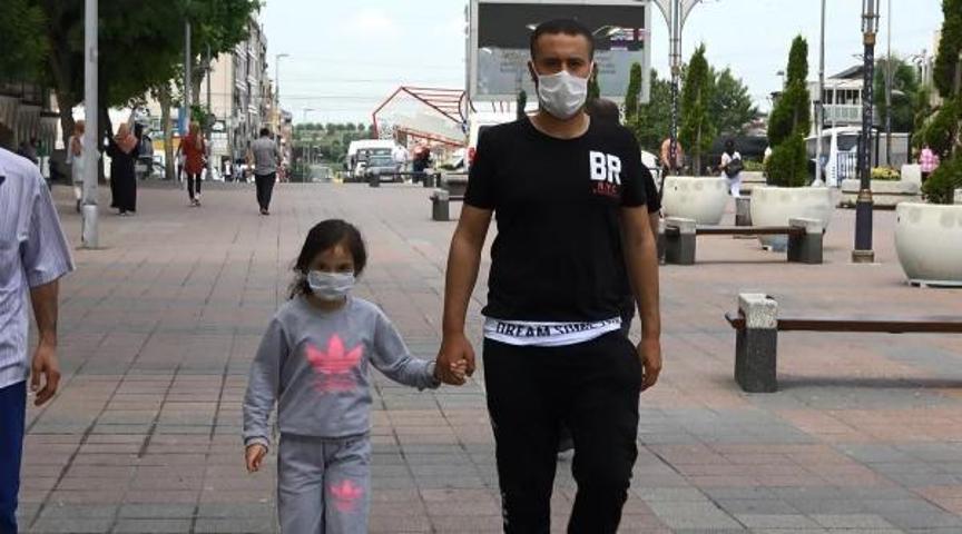 Maske takma zorunluluğunun ilk gününde ilginç görüntüler