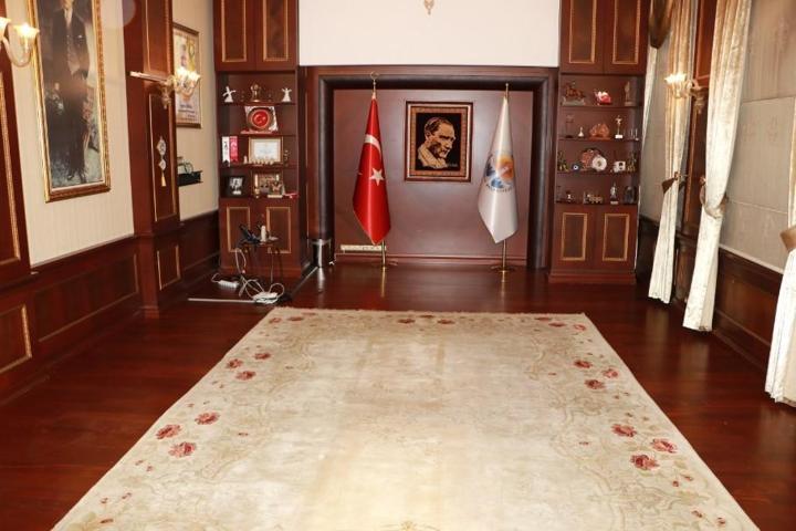 Adana Büyükşehir Belediyesine icra şoku: Başkanlık makamındaki eşyalara el konuldu
