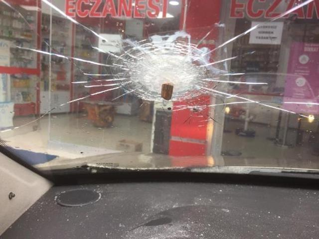 Son dakika... Park halindeki otomobilin camına mermi isabet etti