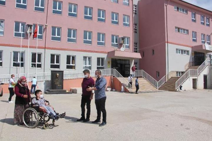 Son dakika... Öğrencileri için okula rampa yaptırdılar