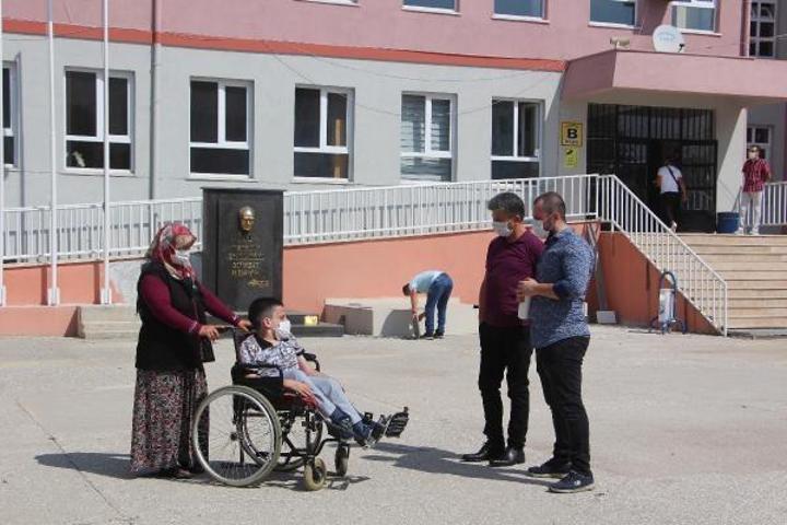 Son dakika... Öğrencileri için okula rampa yaptırdılar