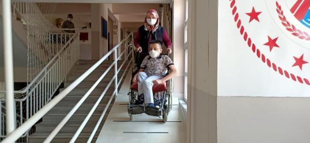 Son dakika... Öğrencileri için okula rampa yaptırdılar