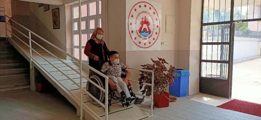 Son dakika... Öğrencileri için okula rampa yaptırdılar