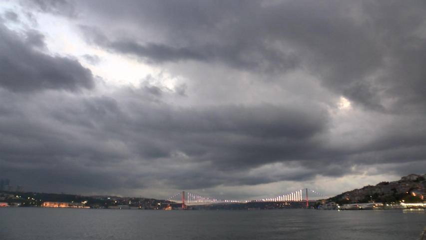 İstanbullular güne sis ve kara bulutlarla uyandı