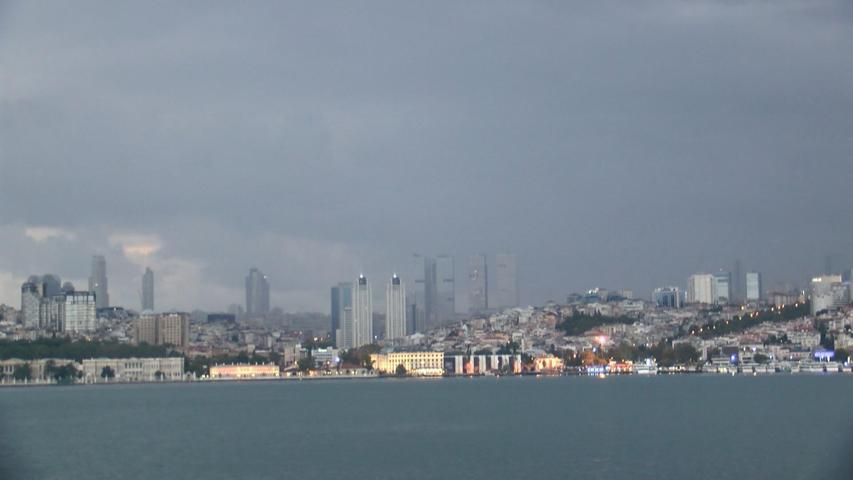 İstanbullular güne sis ve kara bulutlarla uyandı