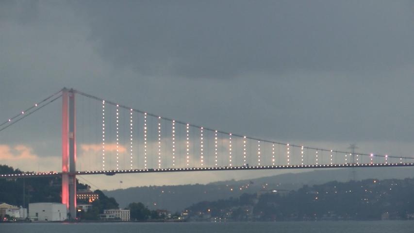İstanbullular güne sis ve kara bulutlarla uyandı